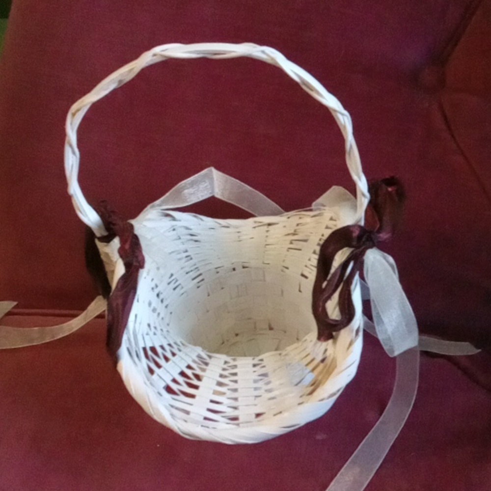 White basket - Picture 2 of 3